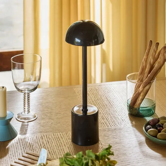 Lámpara de mesa LED recargable Taten Hübsch, negra, 30 cm