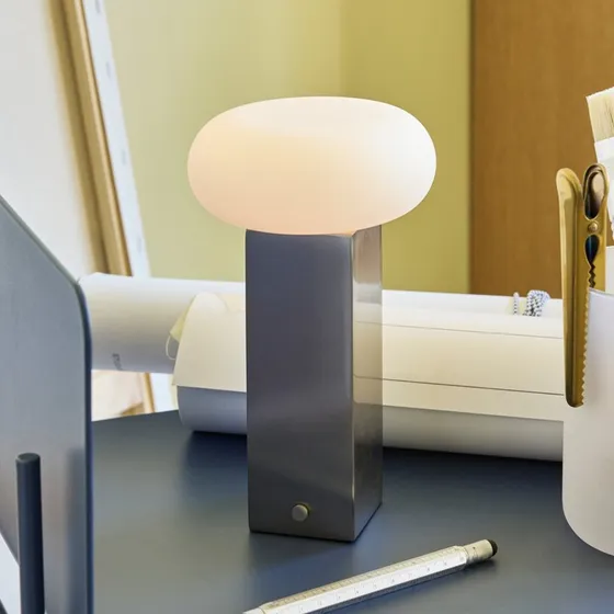 Hübsch Lámpara de mesa LED recargable LOW, color níquel, 20 cm