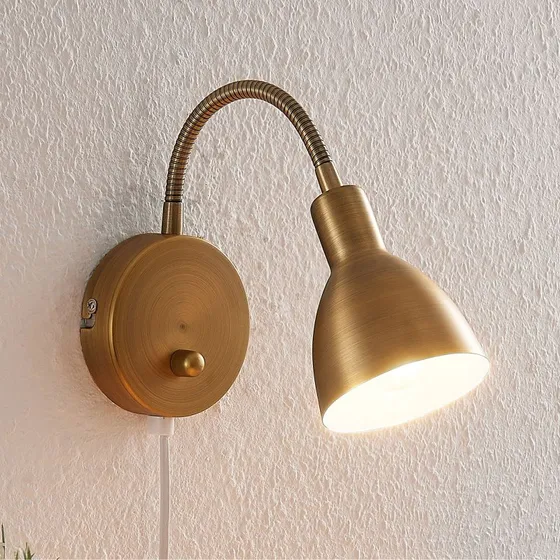 Aplique de pared Lindby Amrei, latón envejecido, 42 cm, atenuable