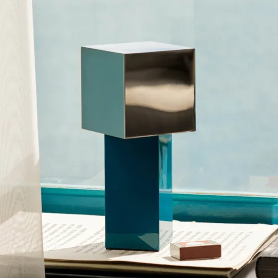 &Tradition Lámpara de mesa portátil Pivot ATD7 Blue Silver