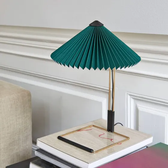 HAY Lámpara de mesa LED Matin 300, verde y latón