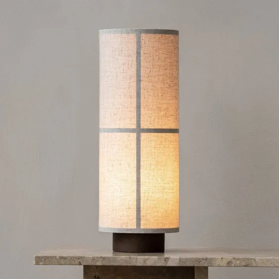 Audo Copenhagen Lámpara de mesa Hashira con pantalla de lino