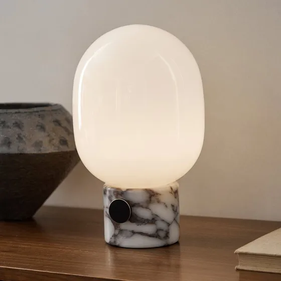 Audo Copenhagen Lámpara de mesa JWDA, Mármol y Vidrio, 32 cm