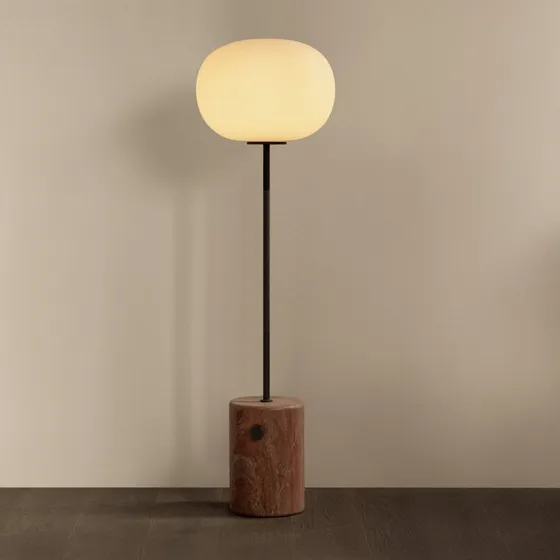 Audo Copenhagen Lámpara de pie JWDA Red Travertine - 150 cm