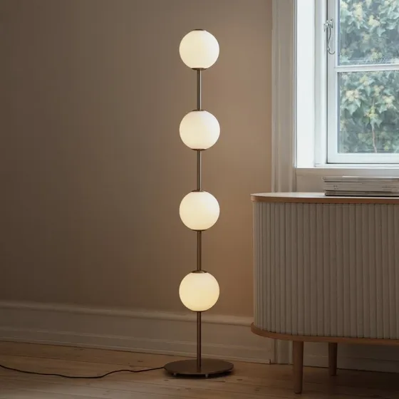 UMAGE Lámpara de pie LED Audrey, latón y vidrio opalino, 128 cm