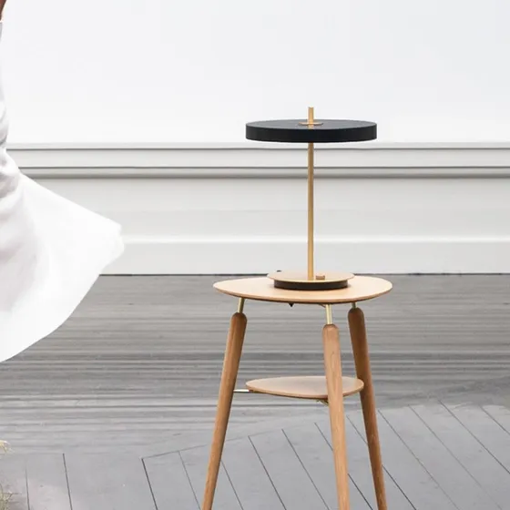 UMAGE Lámpara de mesa LED Asteria Black con detalles en latón