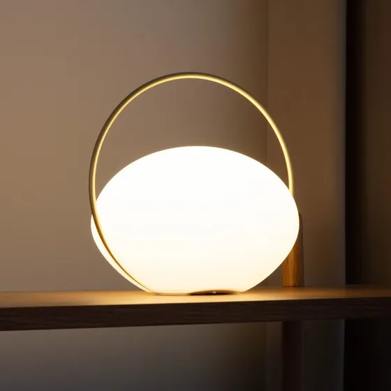 Umage Lámpara de mesa LED Orbit recargable, Blanco/Latón, IP44