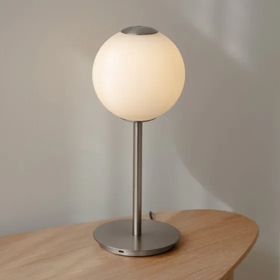 Lámpara de mesa LED Audrey de UMAGE, color acero, 37 cm