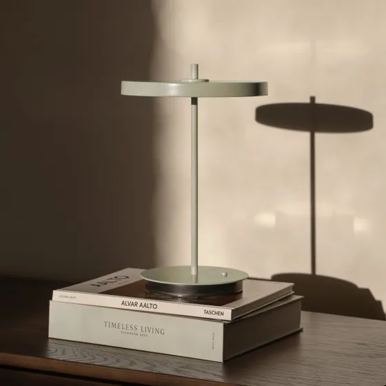 UMAGE Lámpara de mesa LED Asteria Move verde oliva recargable