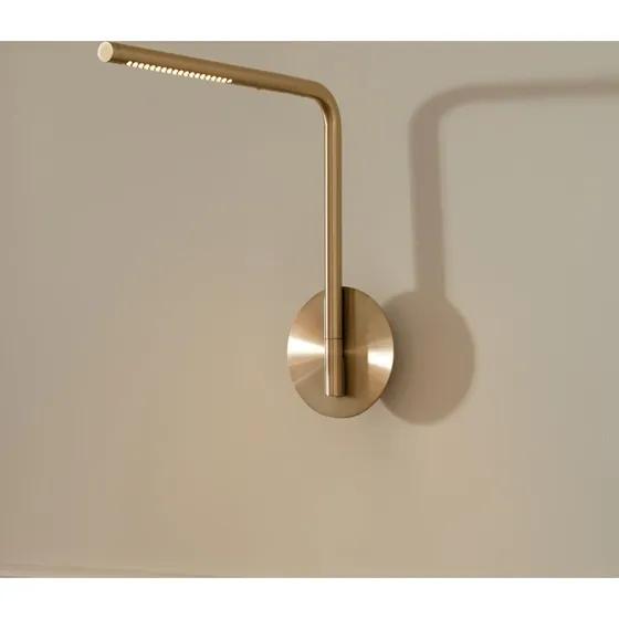 Aplique de pared LED UMAGE Omni Pivot, latón, atenuable