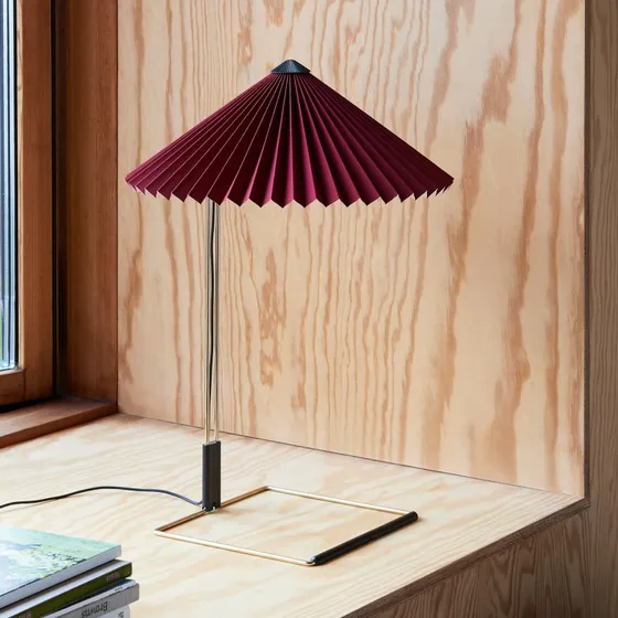 HAY Lámpara de mesa LED Matin 300, rojo oscuro y latón, 38 cm