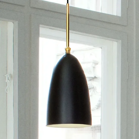 Lámpara colgante Gubi Gräshoppa, negra