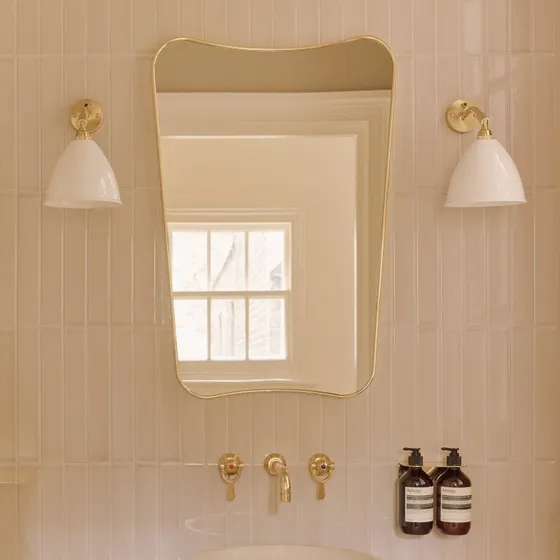 Gubi Aplique de Pared Bestlite BL7 Blanco Mate y Latón, Ø 16 cm