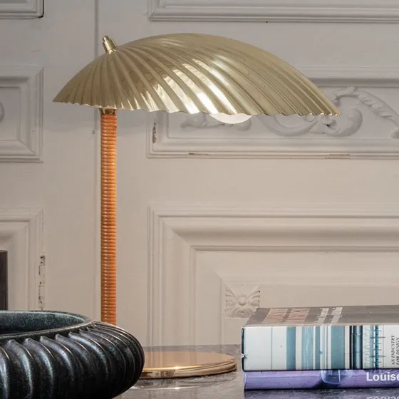 GUBI 5321 Lámpara de Mesa de Latón con Pantalla de Concha