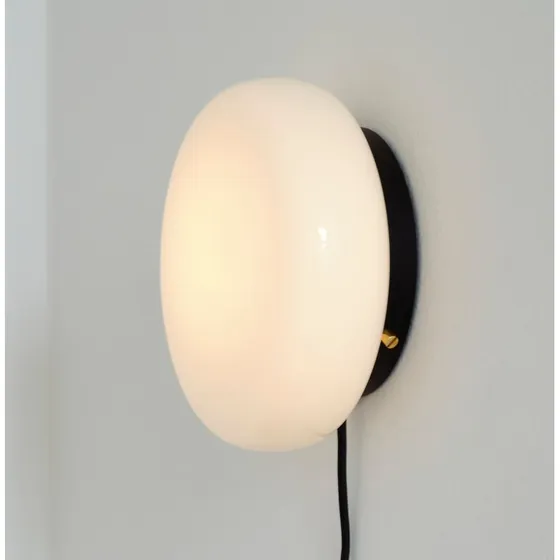Gejst Aplique de Pared OPA Vidrio Opalino y Acero Negro