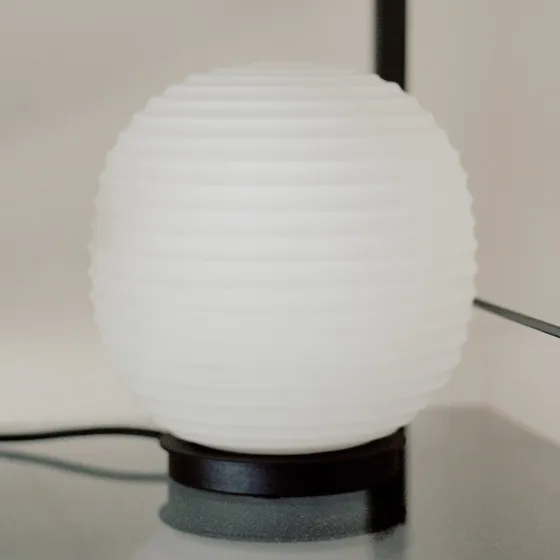 New Works Lantern Globe Lámpara de Mesa Pequeña de Vidrio Opalino
