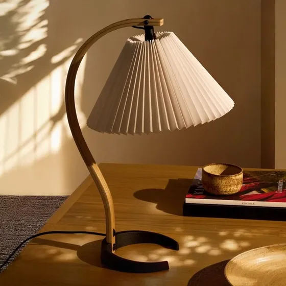 GUBI Lámpara de mesa Timberline en madera de roble y abedul