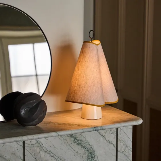 Gubi Lámpara de mesa LED Hornbæk, beige y amarillo, lona
