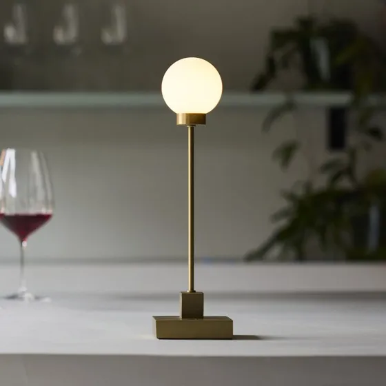 Northern Lámpara de mesa LED recargable Snowball Latón