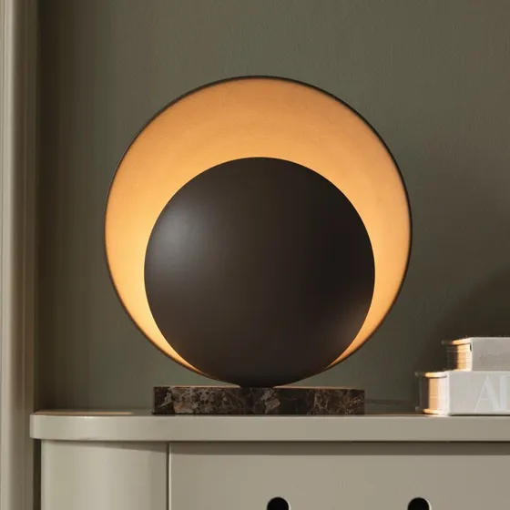 Globen Lighting Lámpara de mesa Orbit marrón con base de mármol