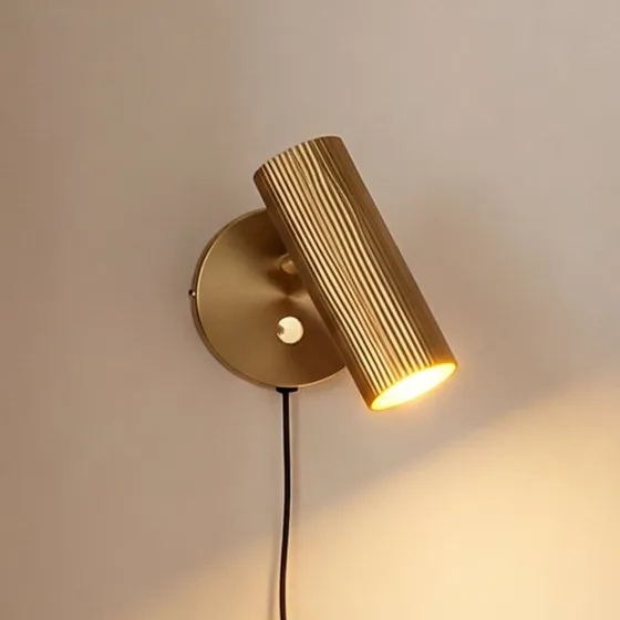 Aplique de pared Hubble de Globen Lighting en latón cepillado