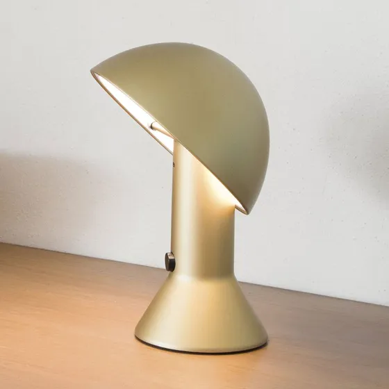 Martinelli Luce Elmetto - Lámpara de mesa dorada con cabezal giratorio