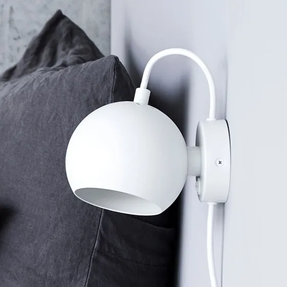 FRANDSEN Aplique de Pared Ball Magnet Blanco Mate