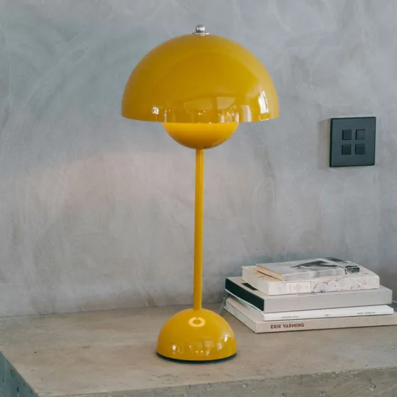 &Tradition Lámpara de mesa Flowerpot VP3, amarillo mostaza, 50 cm