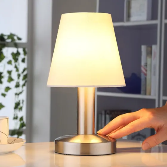 Lindby Lámpara de noche Hanno con pantalla de tela blanca