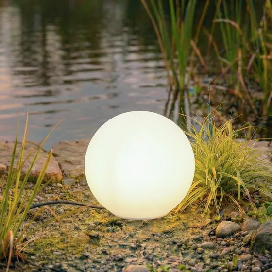 Lámpara globo Lindby Valyra Ø 30 cm, IP54, para suelo, blanca