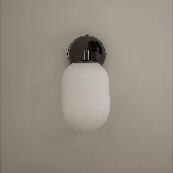 Watt & Veke Aplique de pared Noor, Opalina/Negro, 18 cm