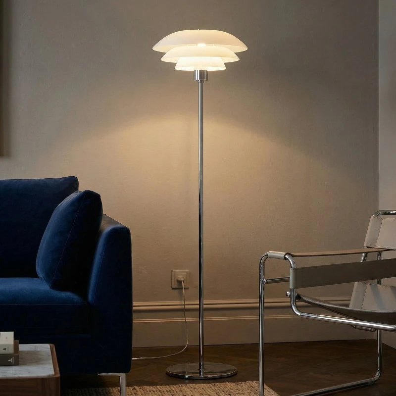 Dyberg Larsen DL31 Lámpara de Pie de Vidrio Opalino y Cromo