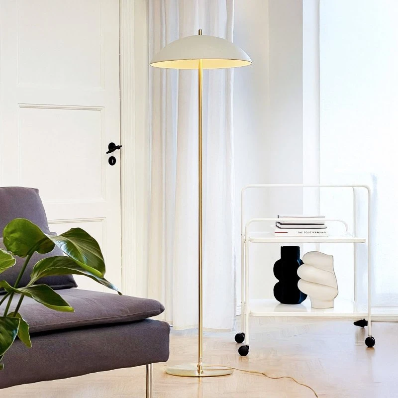 Lámpara de pie Dyberg Larsen Globus, 150 cm, Beige/Latón