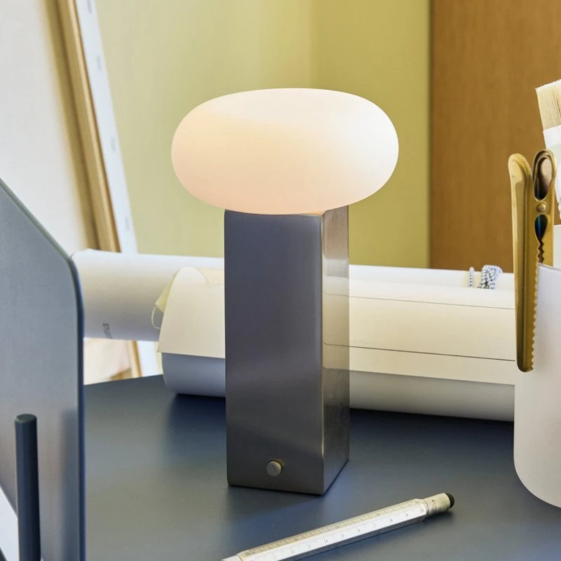 Hübsch Lámpara de mesa LED recargable LOW, color níquel, 20 cm