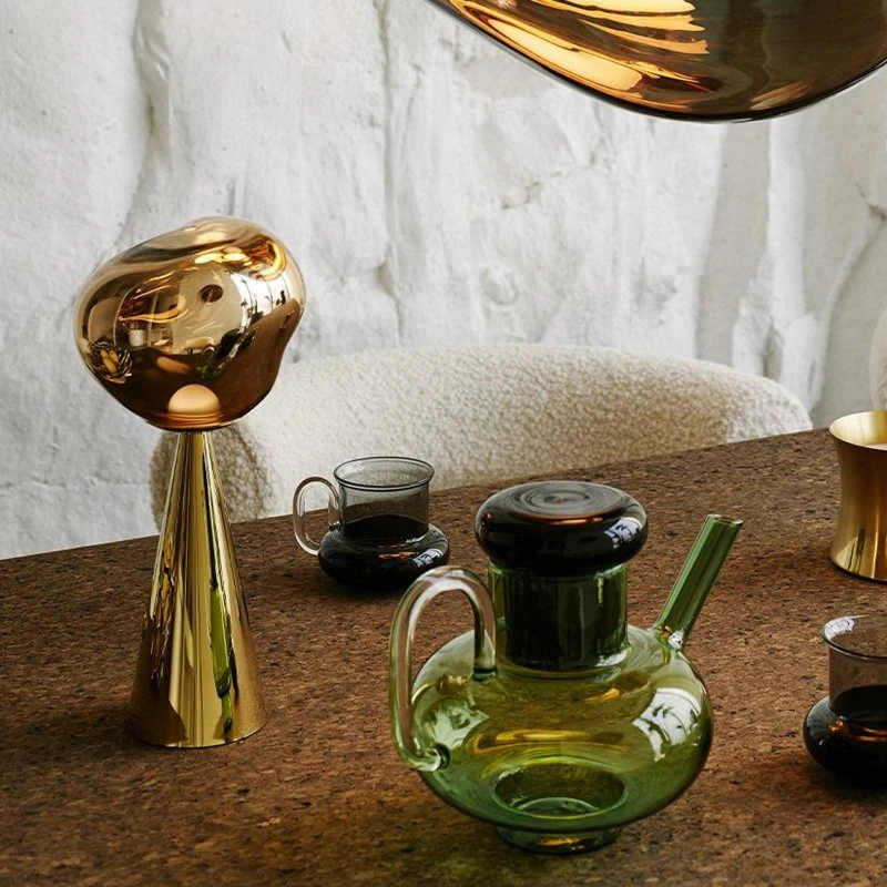 Tom Dixon Lámpara de mesa Melt Portable dorada