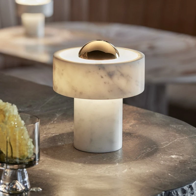 Lámpara de mesa portátil Stone de Tom Dixon - Mármol y Latón Dorado