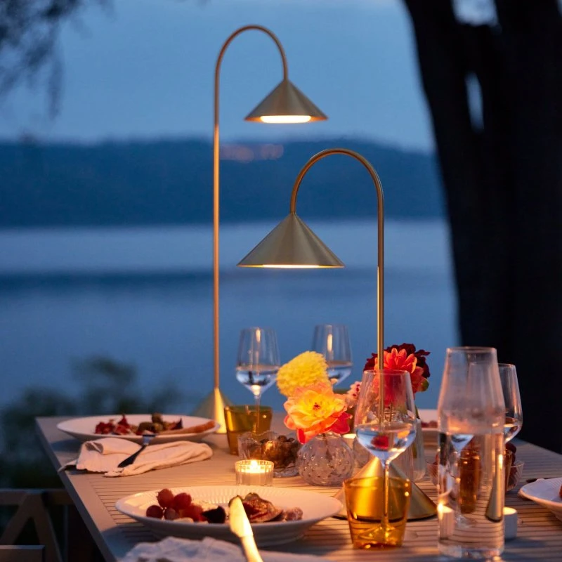 Lámpara de pie LED FRANDSEN Grasp, latón, recargable, 72 cm