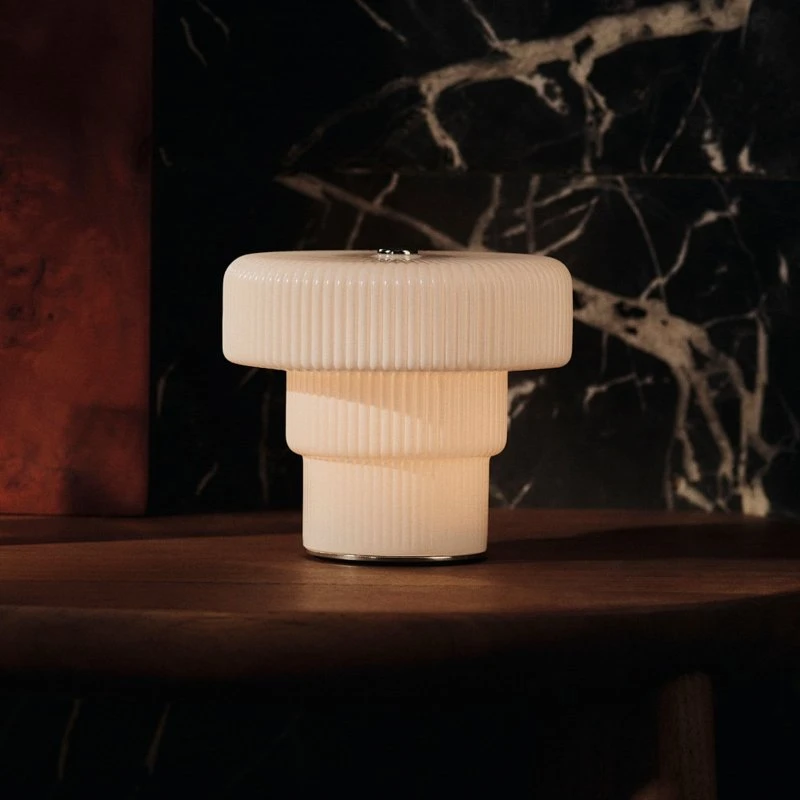 Ferm Living Lámpara de mesa portátil Ripple White