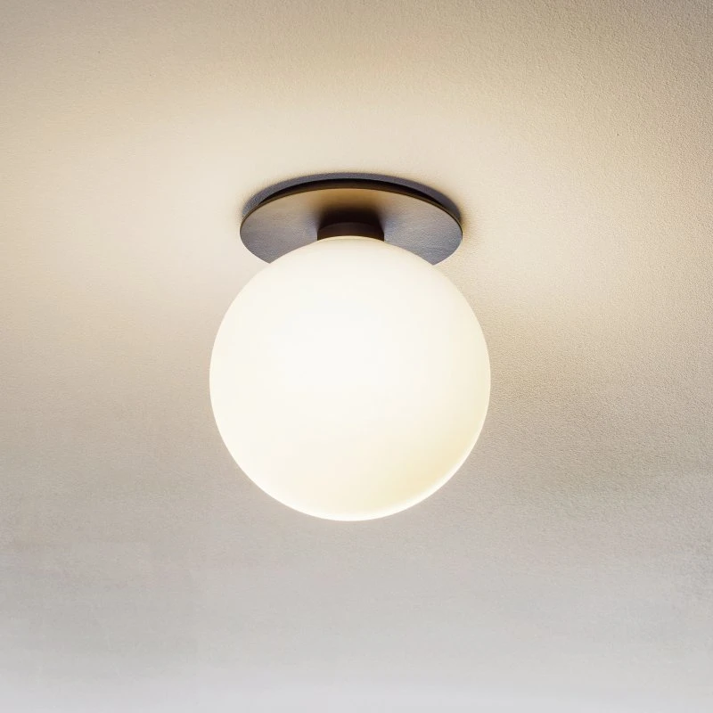 Audo Copenhagen Lámpara LED de techo TR Bulb, negro/ópal, 22 cm