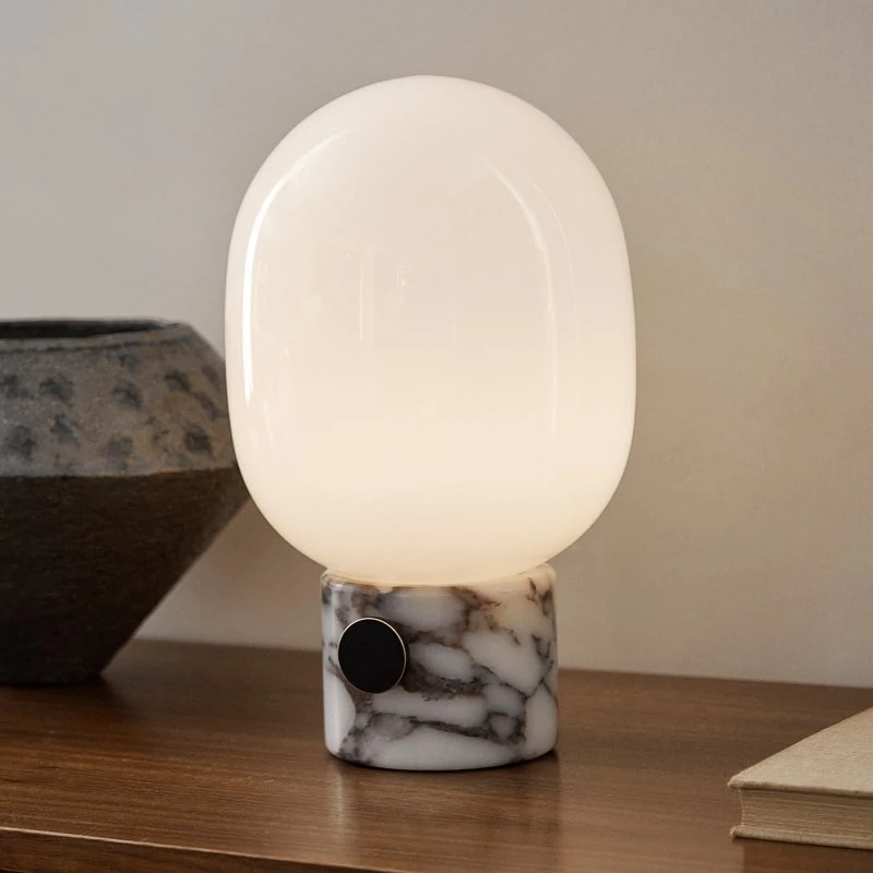 Audo Copenhagen Lámpara de mesa JWDA, Mármol y Vidrio, 32 cm