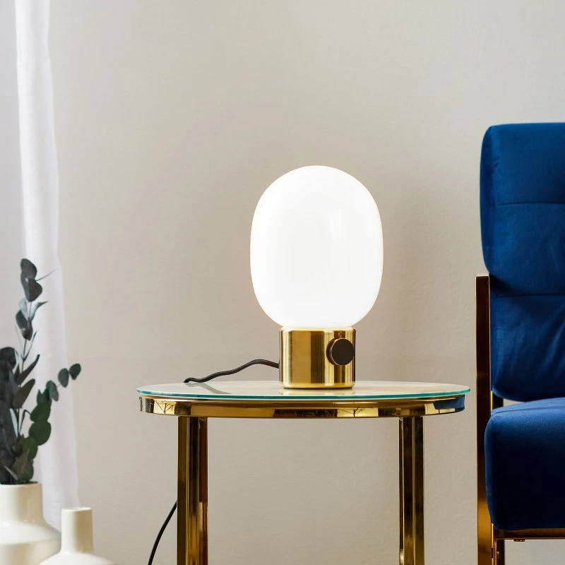 Audo Copenhagen Lámpara de mesa JWDA, latón y vidrio opalino