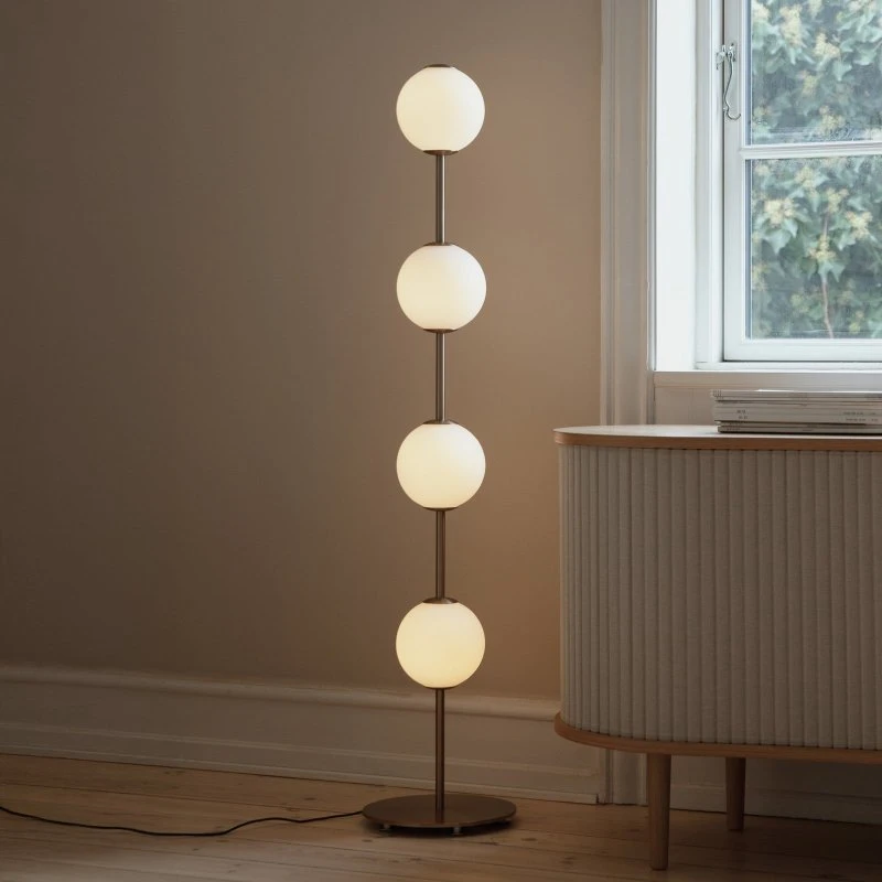 UMAGE Lámpara de pie LED Audrey, latón y vidrio opalino, 128 cm