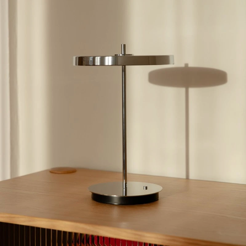 UMAGE Lámpara de mesa LED recargable Asteria Move, acero pulido