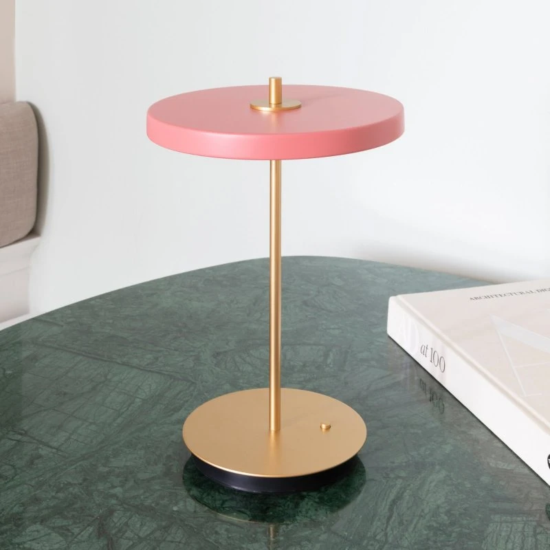 Lámpara de mesa LED recargable UMAGE Asteria Move, Rosa/Latón, 31 cm