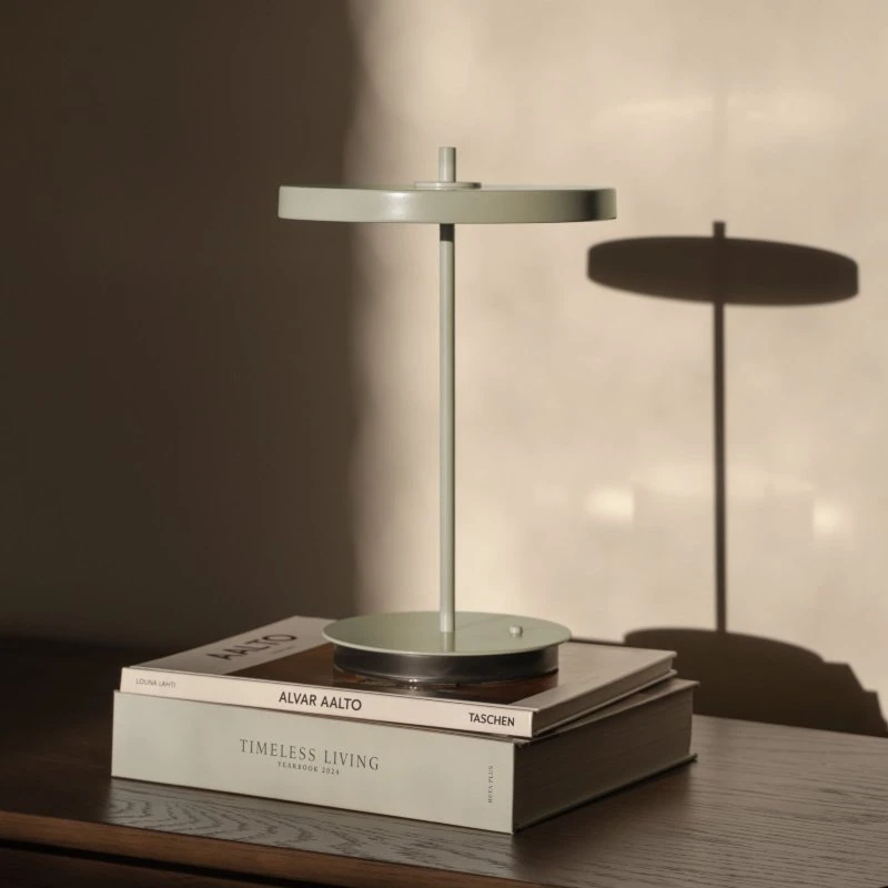 UMAGE Lámpara de mesa LED Asteria Move verde oliva recargable