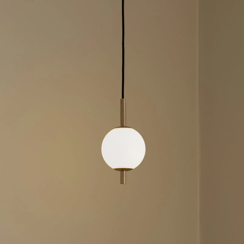 UMAGE Lámpara colgante LED Audrey, latón y vidrio opalino, Ø 12 cm