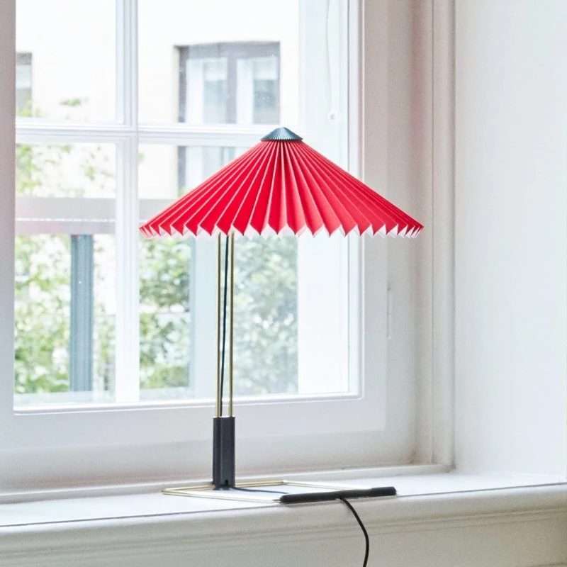 HAY Lámpara de mesa LED Matin 300, Rojo Claro y Latón, 38 cm