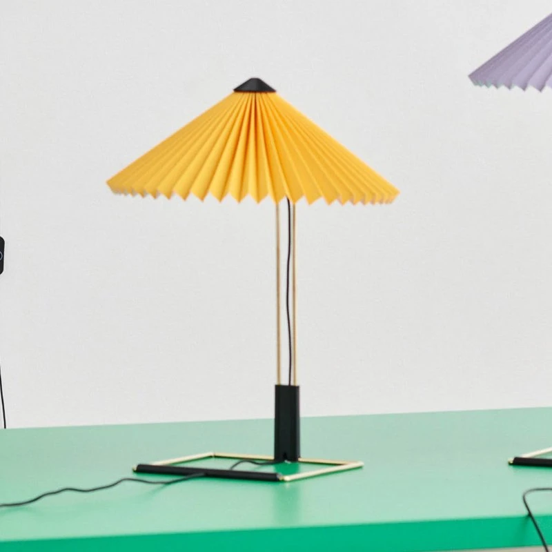 HAY Lámpara de mesa LED Matin 300, amarillo y latón, 38 cm