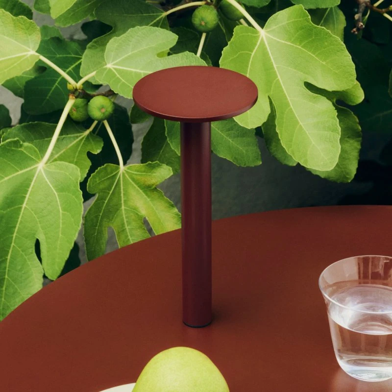 Lámpara de mesa LED recargable HAY HOST PORTABLE, rojo óxido, 22 cm