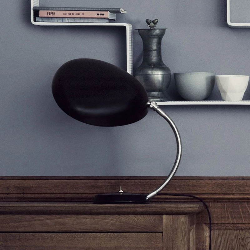 GUBI Lámpara de mesa Cobra negra - Diseño de Greta Magnusson Grossman